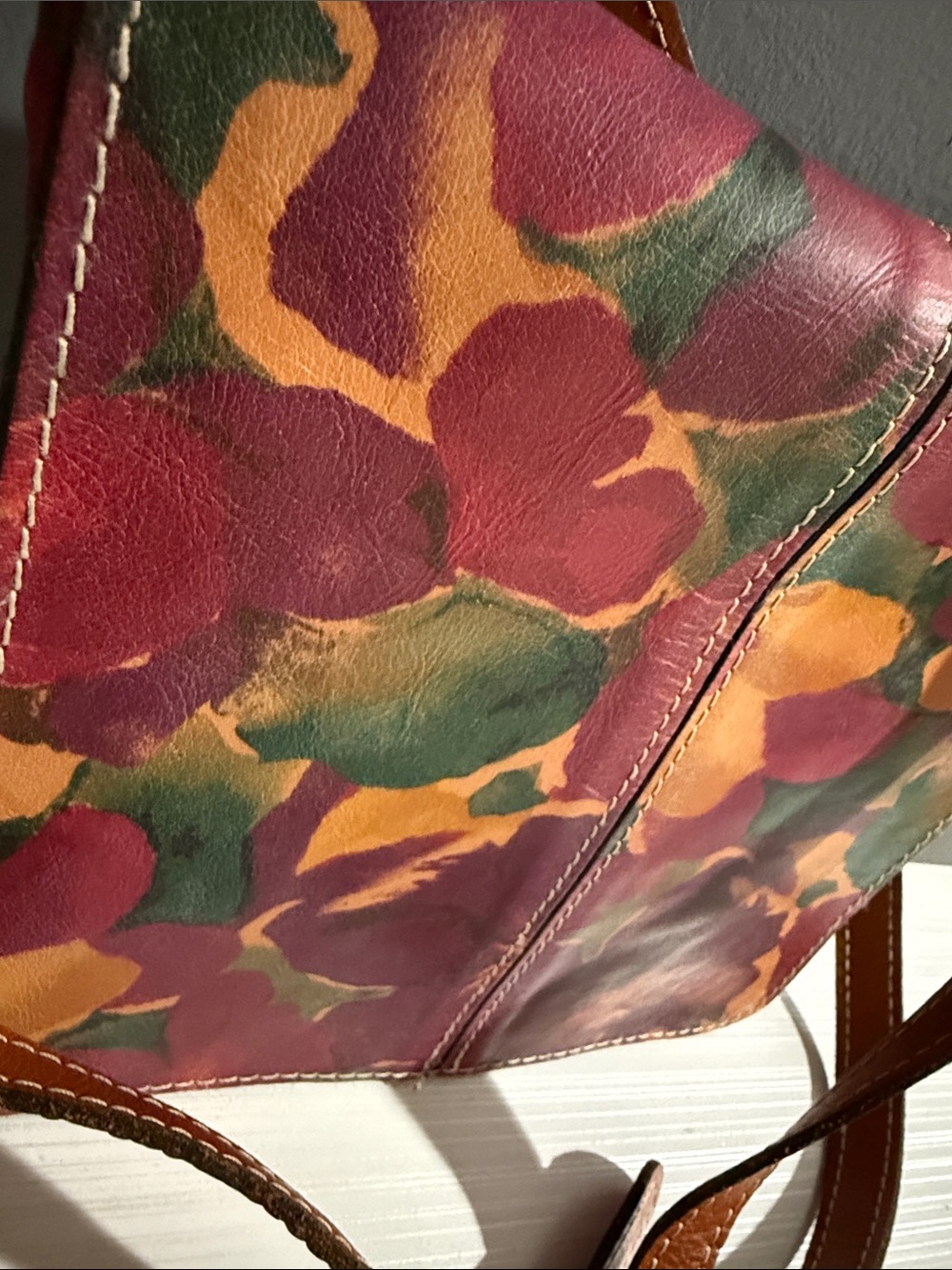 Patricia Nash leather crossbody bag w/vibrant, multi-color abstract floral print - Picture 2 of 11